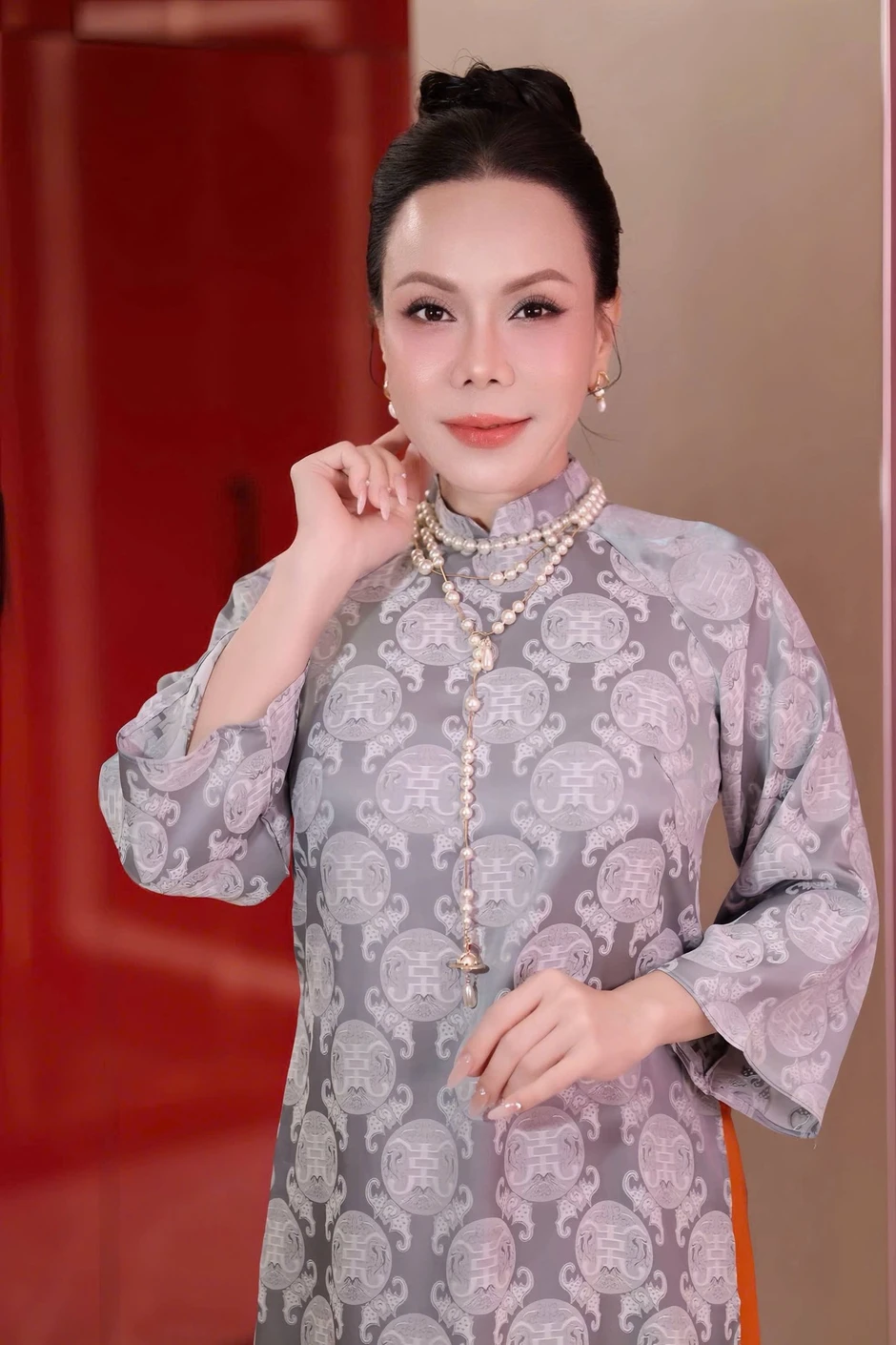 Việt Hương rơi vào tình huống khó hiểu, sượng trân giữa thảm đỏ sự kiện Việt Hương rơi vào tình huống khó hiểu, sượng trân giữa thảm đỏ sự kiện