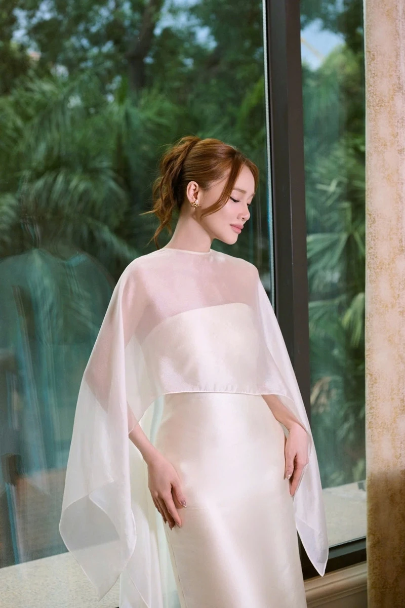 Vợ chồng Mạnh Trường đi chùa với Huyền Lizzie, hoa hậu Ý Nhi quá sexy Vợ chồng Mạnh Trường đi chùa với Huyền Lizzie, hoa hậu Ý Nhi quá sexy