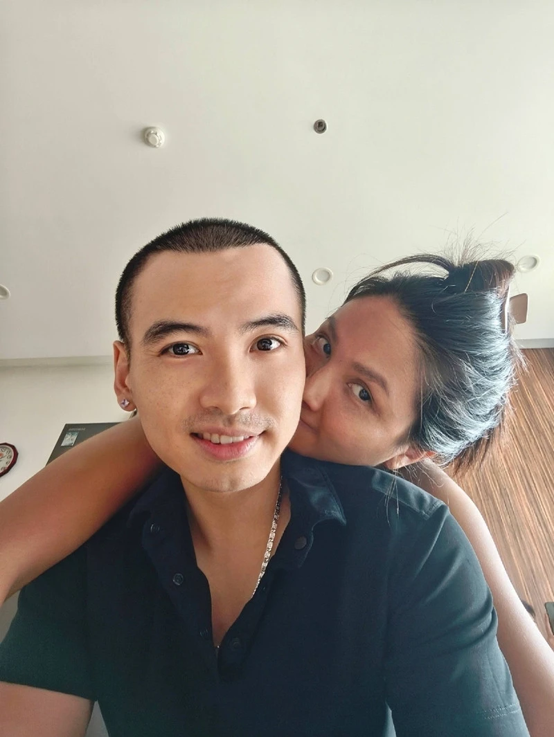 Vợ chồng Mạnh Trường đi chùa với Huyền Lizzie, hoa hậu Ý Nhi quá sexy Vợ chồng Mạnh Trường đi chùa với Huyền Lizzie, hoa hậu Ý Nhi quá sexy