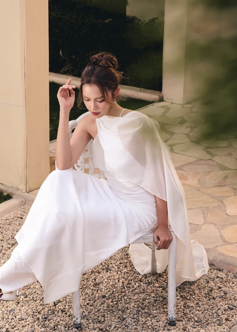Vợ chồng Mạnh Trường đi chùa với Huyền Lizzie, hoa hậu Ý Nhi quá sexy Vợ chồng Mạnh Trường đi chùa với Huyền Lizzie, hoa hậu Ý Nhi quá sexy