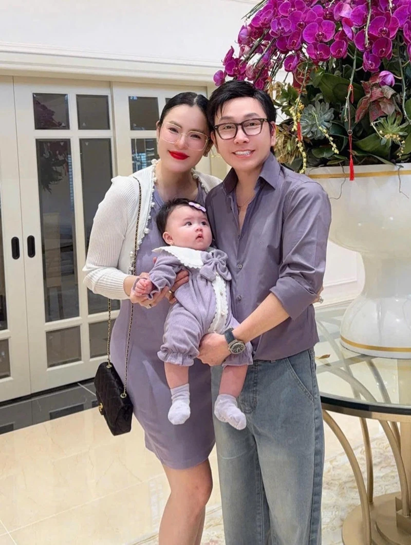Vợ chồng Mạnh Trường đi chùa với Huyền Lizzie, hoa hậu Ý Nhi quá sexy Vợ chồng Mạnh Trường đi chùa với Huyền Lizzie, hoa hậu Ý Nhi quá sexy
