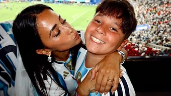 Vợ con Messi vỡ òa khi Argentina vào chung kết - Báo TinVina