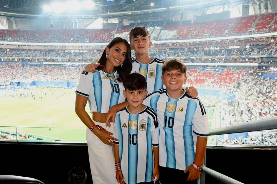 Vợ con Messi vỡ òa khi Argentina vào chung kết - Báo TinVina Vợ con Messi vỡ òa khi Argentina vào chung kết - Báo TinVina