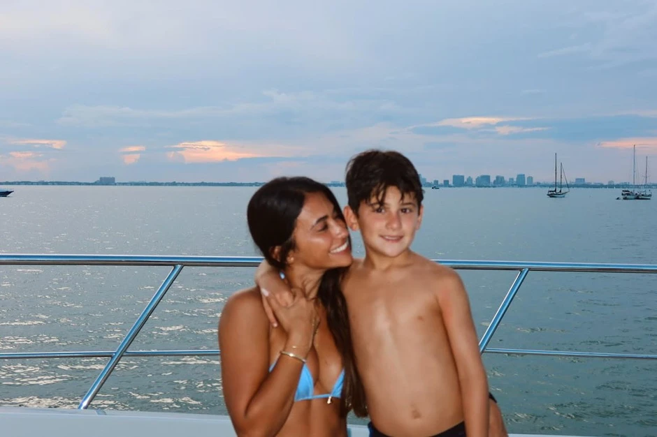 Vợ người mẫu của Messi đăng ảnh mặc bikini và phản ứng của bạn gái Ronaldo Vợ người mẫu của Messi đăng ảnh mặc bikini và phản ứng của bạn gái Ronaldo
