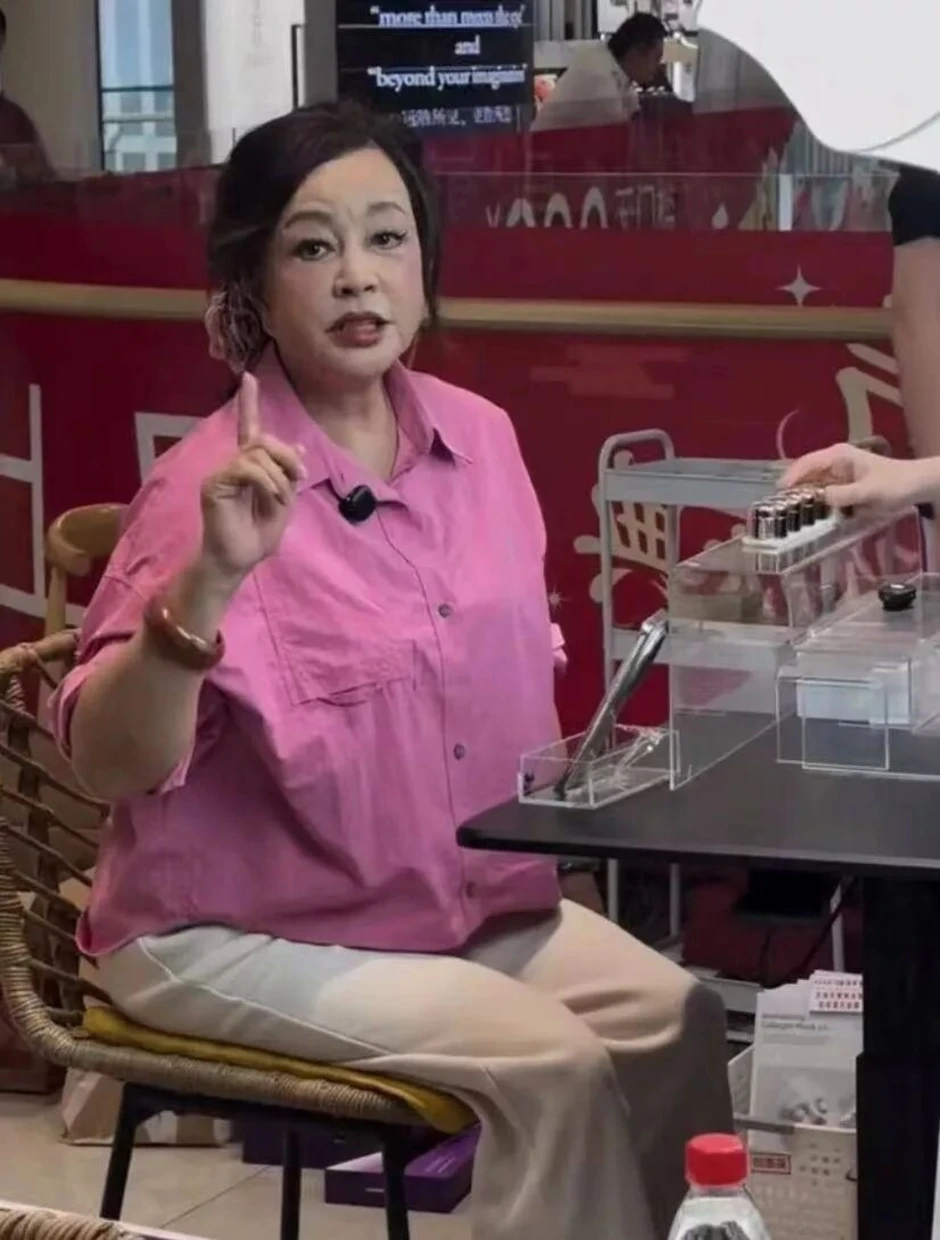 'Võ Tắc Thiên' Lưu Hiểu Khánh lên tiếng trước tin đồn có 8 bạn trai ở tuổi 71 'Võ Tắc Thiên' Lưu Hiểu Khánh lên tiếng trước tin đồn có 8 bạn trai ở tuổi 71