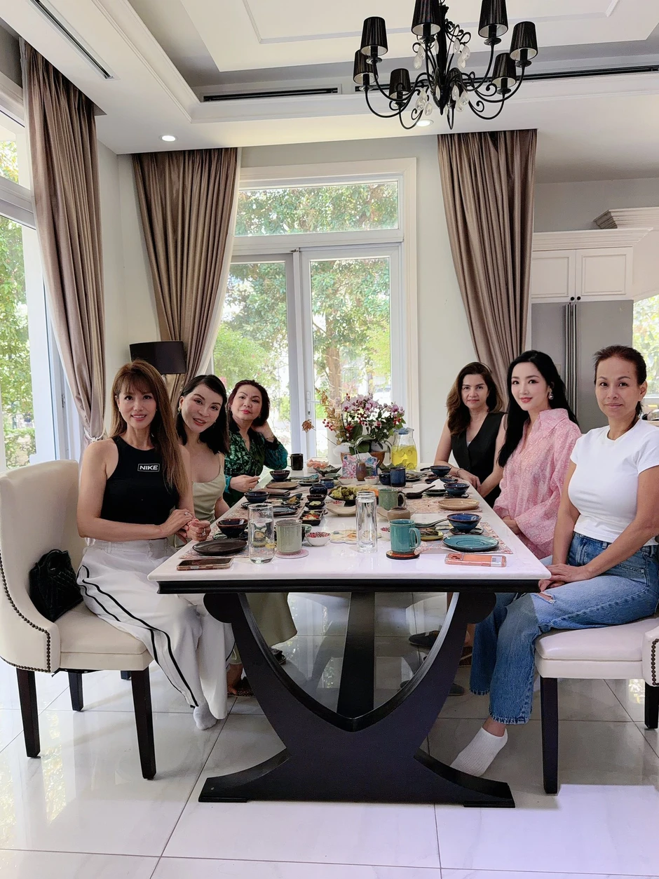 Vợ trẻ của NSND Công Lý 'đủ xinh là dừng', Angela Phương Trinh nam tính kỳ quặc Vợ trẻ của NSND Công Lý 'đủ xinh là dừng', Angela Phương Trinh nam tính kỳ quặc