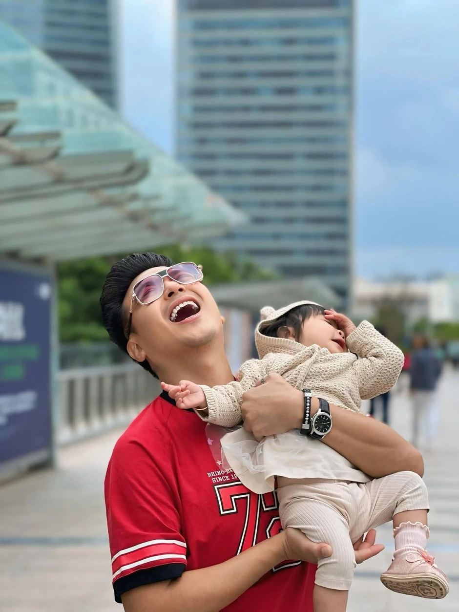 Vợ trẻ của NSND Công Lý 'đủ xinh là dừng', Angela Phương Trinh nam tính kỳ quặc Vợ trẻ của NSND Công Lý 'đủ xinh là dừng', Angela Phương Trinh nam tính kỳ quặc