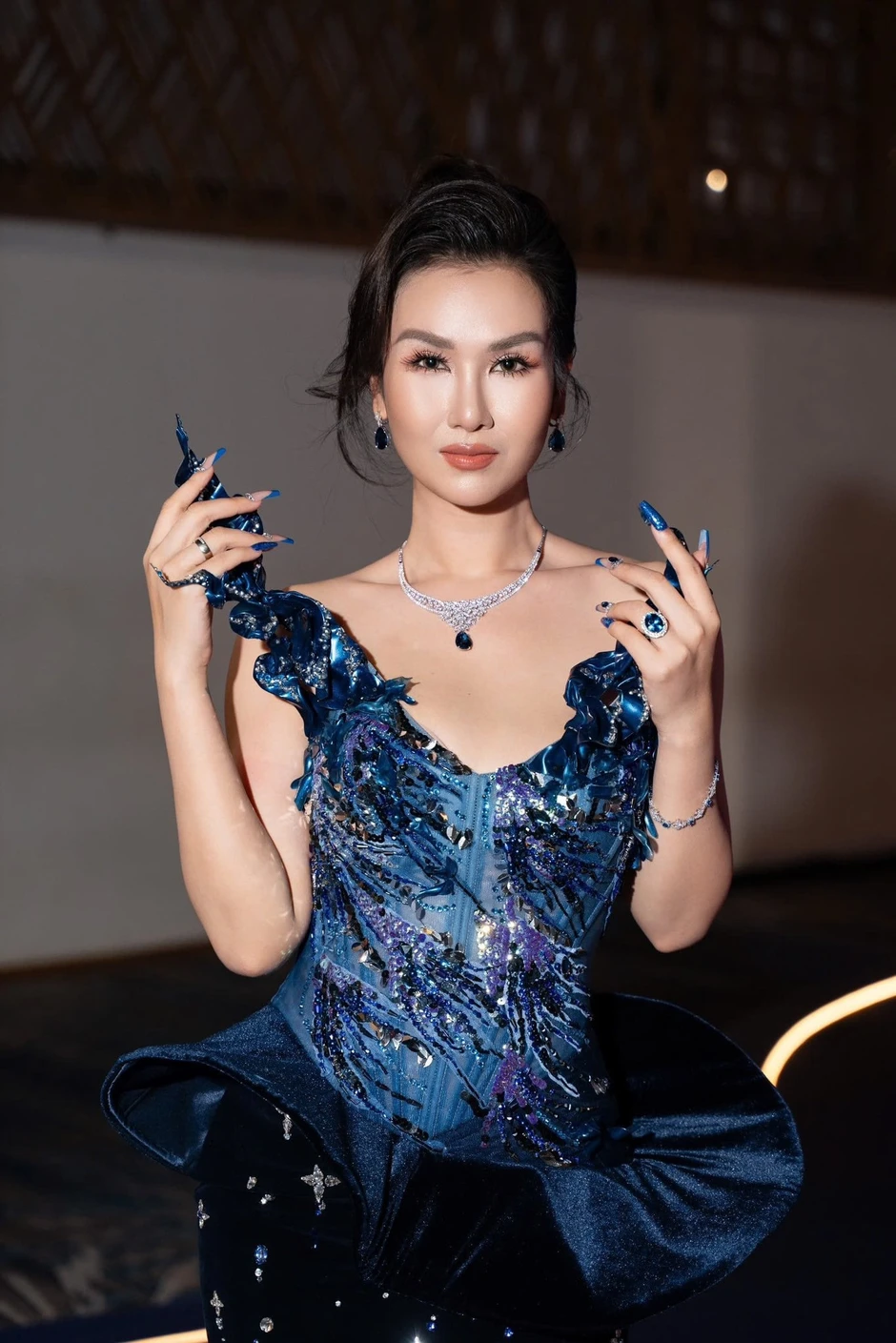 Vợ trẻ của NSND Công Lý 'đủ xinh là dừng', Angela Phương Trinh nam tính kỳ quặc Vợ trẻ của NSND Công Lý 'đủ xinh là dừng', Angela Phương Trinh nam tính kỳ quặc