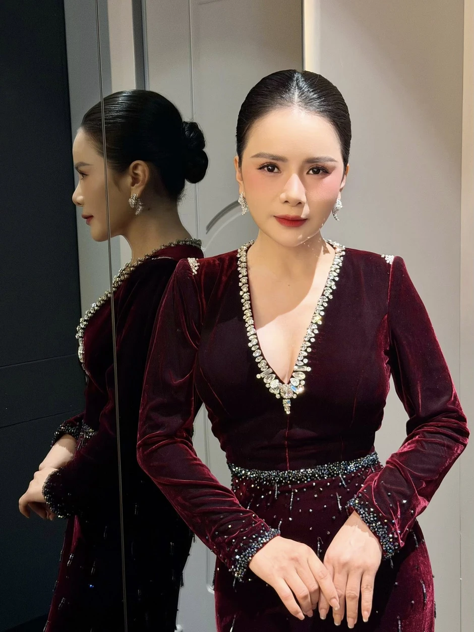 Xăng tăng giá diễn viên Võ Hoài Nam đạp xe đi làm, Lệ Quyên tặng quà bạn trai