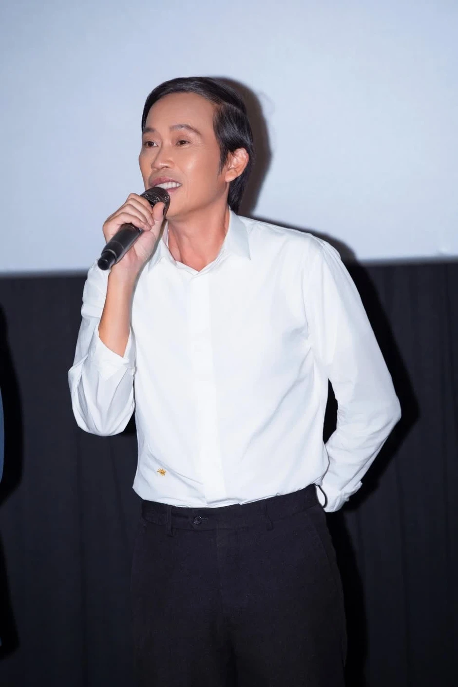 Xôn xao hình ảnh nghệ sĩ Hoài Linh một mình xuất hiện ở bệnh viện Xôn xao hình ảnh nghệ sĩ Hoài Linh một mình xuất hiện ở bệnh viện