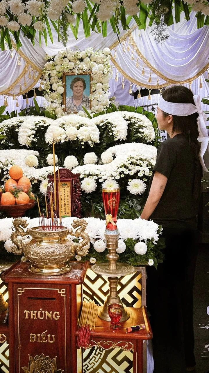 Xót xa hình ảnh Khả Ngân trong tang lễ bà ngoại Xót xa hình ảnh Khả Ngân trong tang lễ bà ngoại