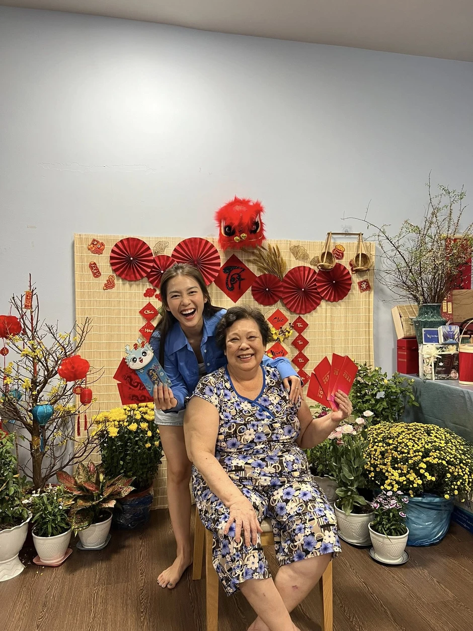 Xót xa hình ảnh Khả Ngân trong tang lễ bà ngoại Xót xa hình ảnh Khả Ngân trong tang lễ bà ngoại