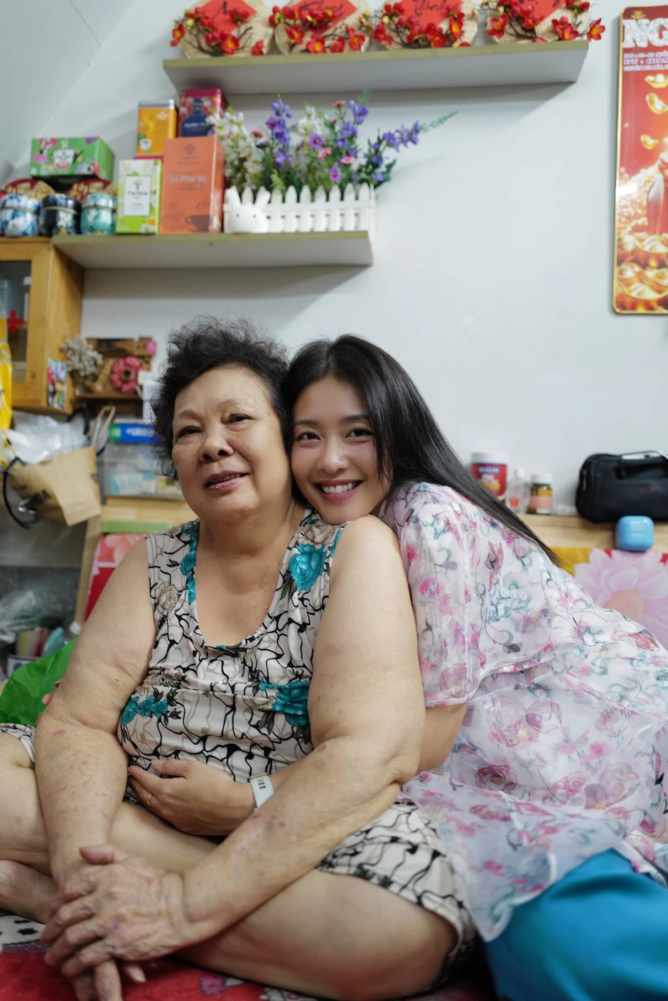 Xót xa hình ảnh Khả Ngân trong tang lễ bà ngoại Xót xa hình ảnh Khả Ngân trong tang lễ bà ngoại