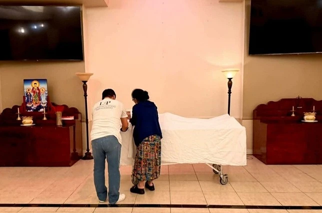 Xót xa hình ảnh mẹ ca sĩ Kasim Hoàng Vũ đau đớn bên thi hài con trai Xót xa hình ảnh mẹ ca sĩ Kasim Hoàng Vũ đau đớn bên thi hài con trai