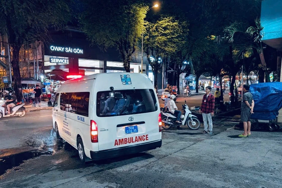 [Clip]: Xe vận chuyển tim hiến tặng 'lao như gió' giữa phố giờ cao điểm