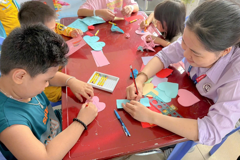 “Con xếp hạc để ước mơ mau hết bệnh, được trở về nhà” “Con xếp hạc để ước mơ mau hết bệnh, được trở về nhà”