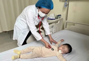 [Infographic] Bệnh tay chân miệng vào mùa: 3 dấu hiệu bệnh trở nặng cha mẹ cần biết