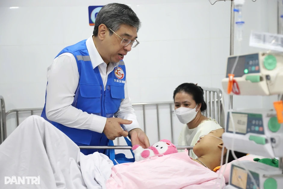 “Mẹ đừng khóc, con sẽ mau khỏi bệnh để đến trường” “Mẹ đừng khóc, con sẽ mau khỏi bệnh để đến trường”
