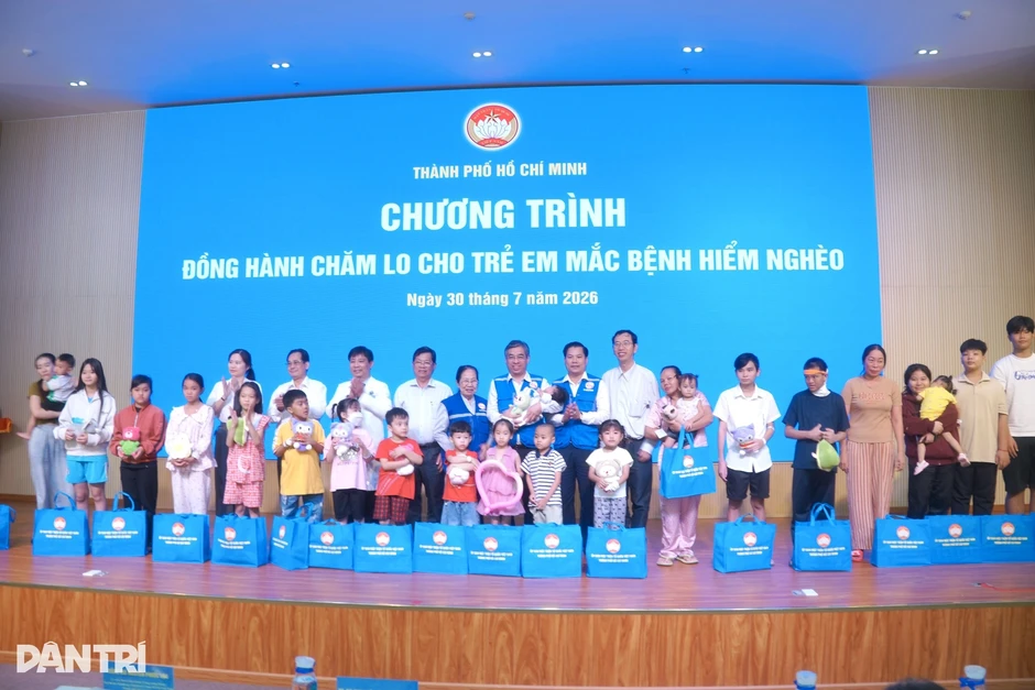 “Mẹ đừng khóc, con sẽ mau khỏi bệnh để đến trường” “Mẹ đừng khóc, con sẽ mau khỏi bệnh để đến trường”