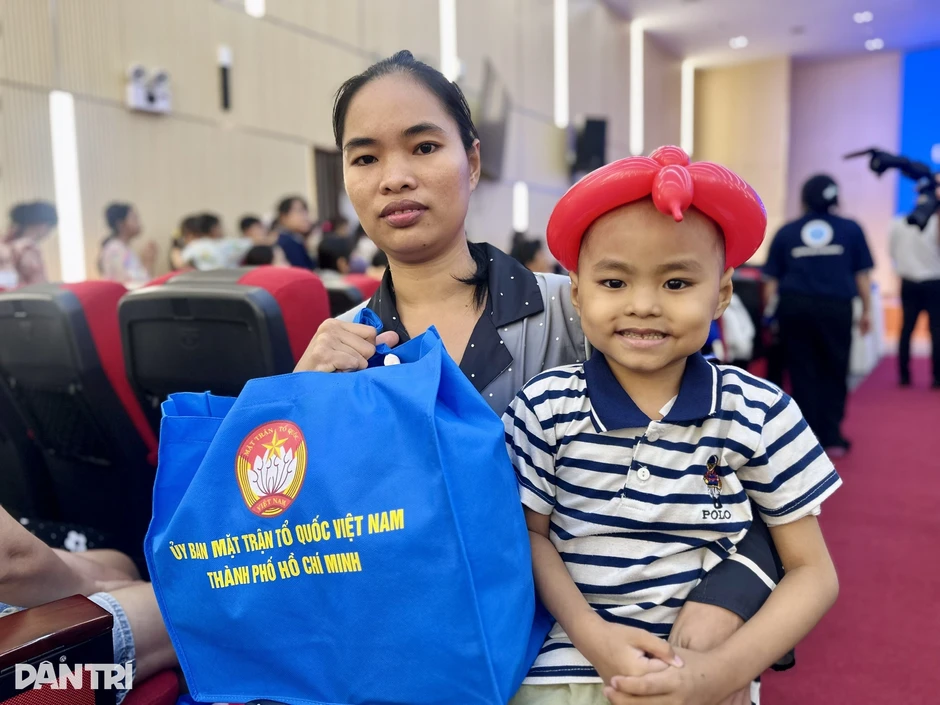 “Mẹ đừng khóc, con sẽ mau khỏi bệnh để đến trường” “Mẹ đừng khóc, con sẽ mau khỏi bệnh để đến trường”