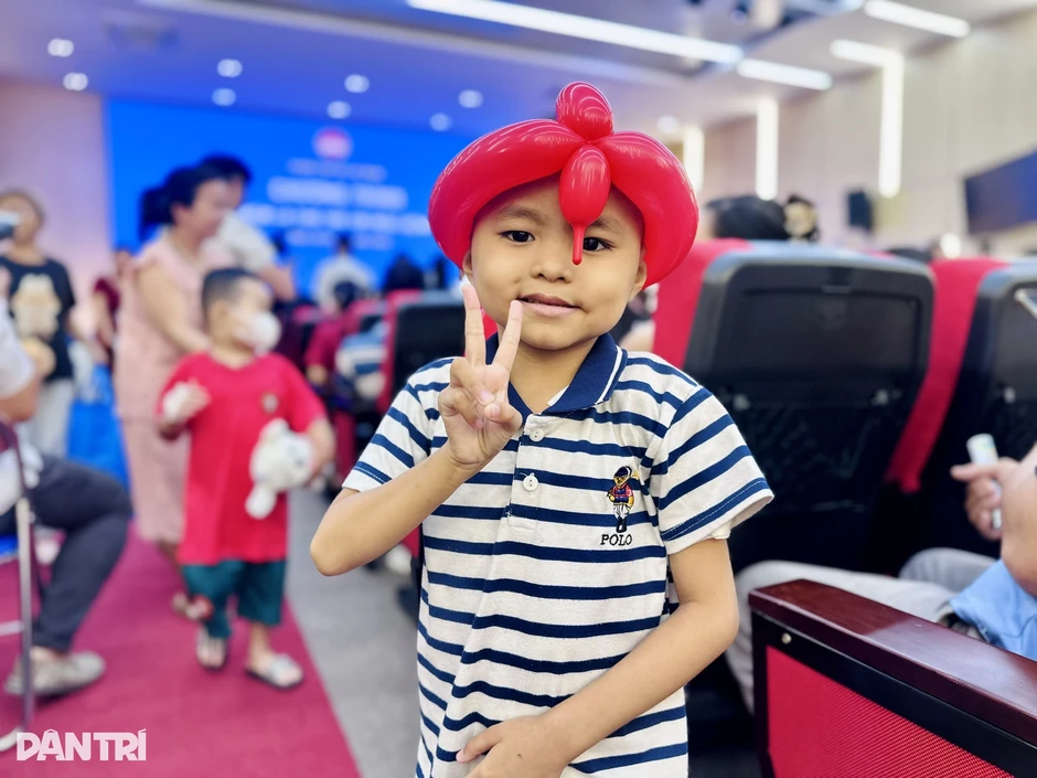 “Mẹ đừng khóc, con sẽ mau khỏi bệnh để đến trường” “Mẹ đừng khóc, con sẽ mau khỏi bệnh để đến trường”