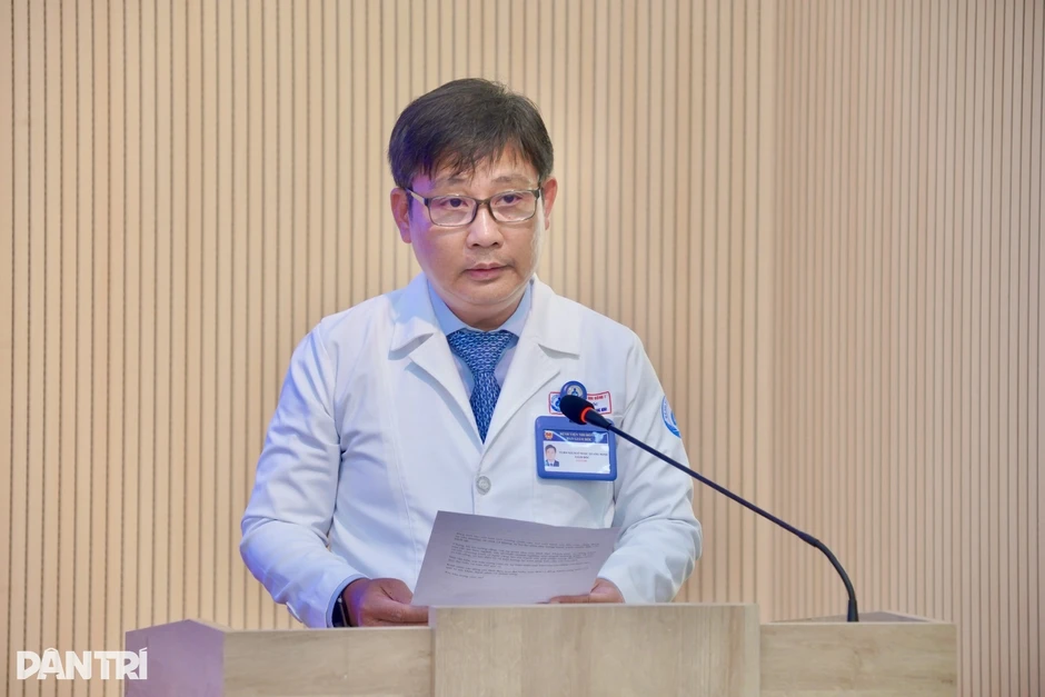 “Mẹ đừng khóc, con sẽ mau khỏi bệnh để đến trường” “Mẹ đừng khóc, con sẽ mau khỏi bệnh để đến trường”