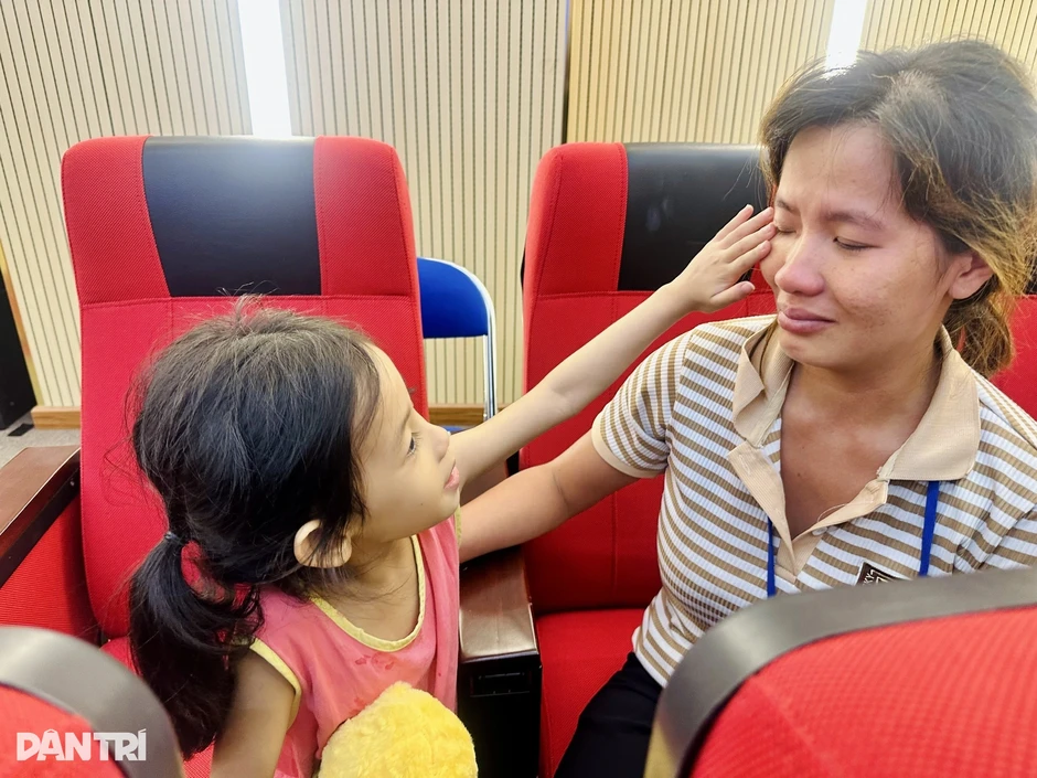 “Mẹ đừng khóc, con sẽ mau khỏi bệnh để đến trường” “Mẹ đừng khóc, con sẽ mau khỏi bệnh để đến trường”
