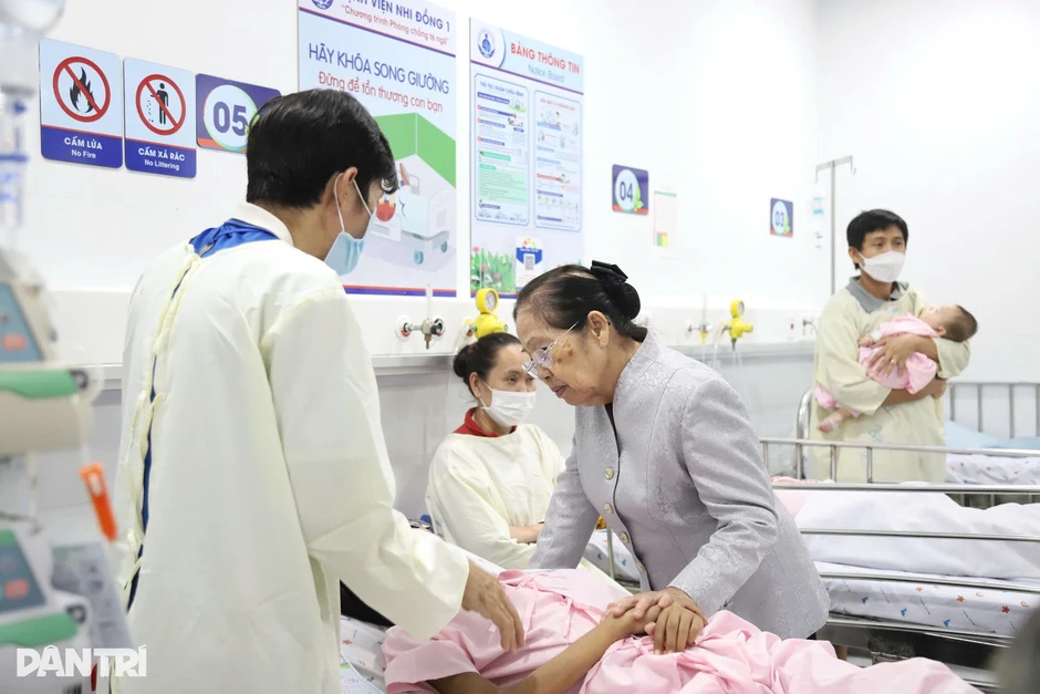 “Mẹ đừng khóc, con sẽ mau khỏi bệnh để đến trường” “Mẹ đừng khóc, con sẽ mau khỏi bệnh để đến trường”
