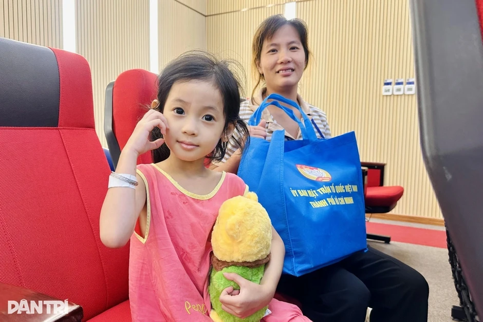 “Mẹ đừng khóc, con sẽ mau khỏi bệnh để đến trường” “Mẹ đừng khóc, con sẽ mau khỏi bệnh để đến trường”