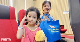 “Mẹ đừng khóc, con sẽ mau khỏi bệnh để đến trường”