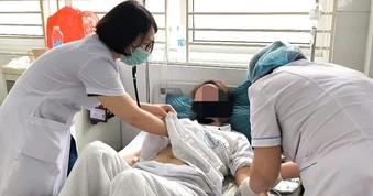"Bệnh trẻ em" khiến người phụ nữ toàn thân chuyển đỏ, biến chứng hô hấp