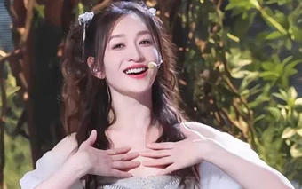 "Chị đẹp Đạp gió" hot nhất lúc này: Lý Tiểu Nhiễm ở tuổi 50 vẫn trẻ đẹp da mướt collagen, bí quyết nằm ở 2 điểm