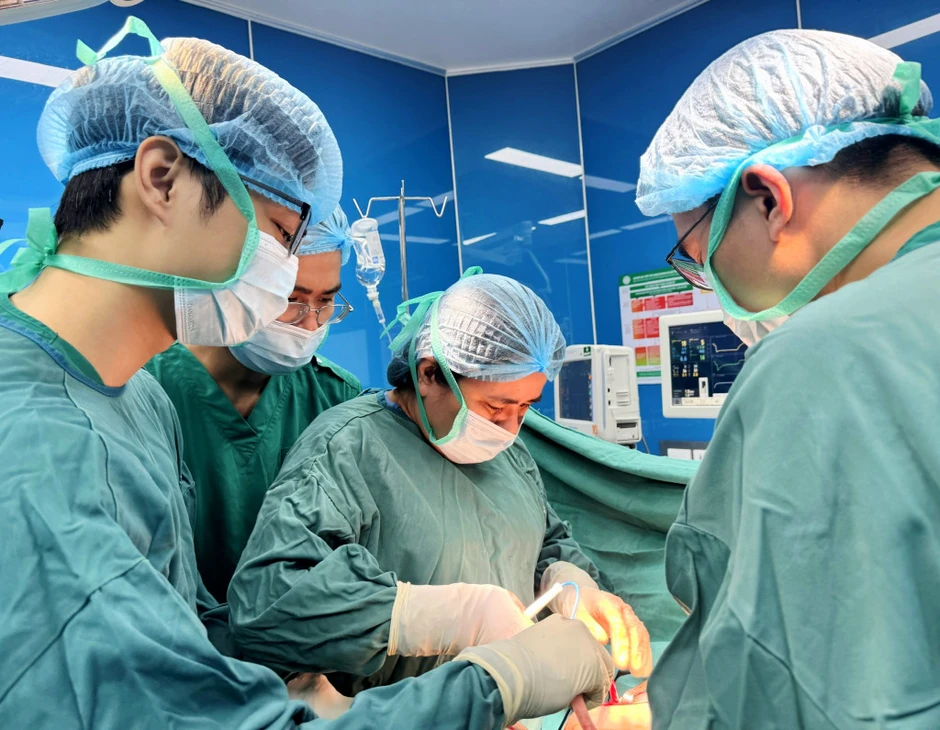 "Em chỉ muốn được sống như một cô gái bình thường": Tâm sự của cô gái 24 tuổi sinh ra mang hình hài nữ nhưng giới tính là nam và hành trình cùng mẹ đi tìm sự thật