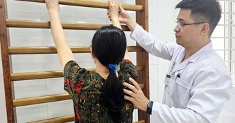 "Mở khóa" khớp vai bằng bài tập đơn giản