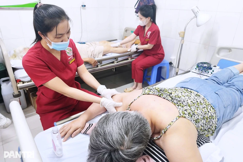 "Người bệnh có thể quên một toa thuốc, nhưng sẽ nhớ rất lâu ánh mắt thờ ơ" "Người bệnh có thể quên một toa thuốc, nhưng sẽ nhớ rất lâu ánh mắt thờ ơ"