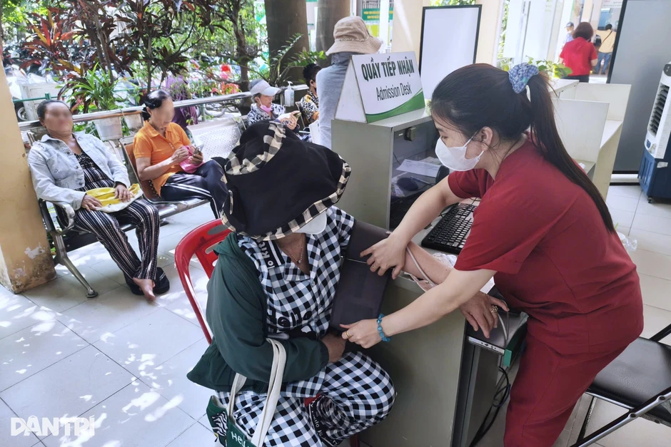"Người bệnh có thể quên một toa thuốc, nhưng sẽ nhớ rất lâu ánh mắt thờ ơ" "Người bệnh có thể quên một toa thuốc, nhưng sẽ nhớ rất lâu ánh mắt thờ ơ"