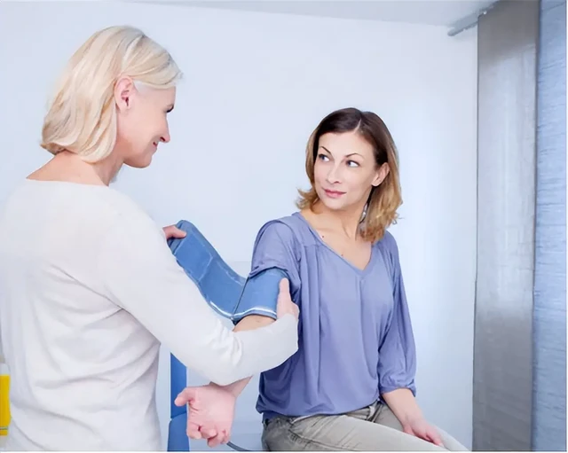 “Tôi chỉ ăn vài miếng thôi mà”: Thói quen tưởng vô hại có thể khiến mỡ máu, huyết áp khó kiểm soát “Tôi chỉ ăn vài miếng thôi mà”: Thói quen tưởng vô hại có thể khiến mỡ máu, huyết áp khó kiểm soát