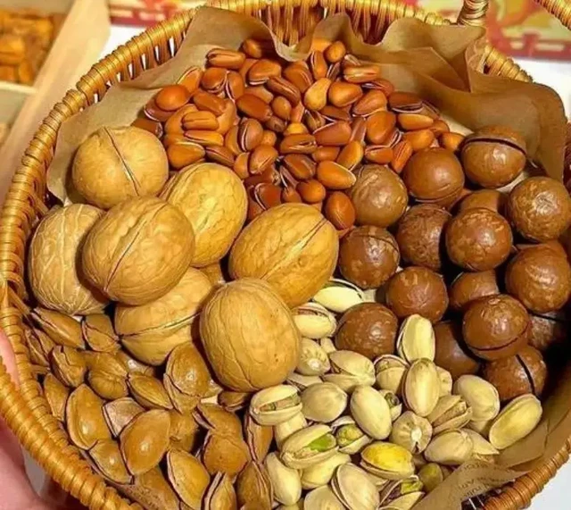 “Tôi chỉ ăn vài miếng thôi mà”: Thói quen tưởng vô hại có thể khiến mỡ máu, huyết áp khó kiểm soát “Tôi chỉ ăn vài miếng thôi mà”: Thói quen tưởng vô hại có thể khiến mỡ máu, huyết áp khó kiểm soát