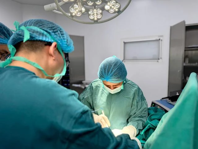 “Tôi cứ nghĩ khối u còn nhỏ, chưa cần đi khám”: 2 năm sau, bầu ngực người phụ nữ 37 tuổi biến dạng nghiêm trọng