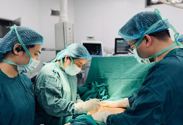 “Tôi cứ nghĩ khối u còn nhỏ, chưa cần đi khám”: 2 năm sau, bầu ngực người phụ nữ 37 tuổi biến dạng nghiêm trọng