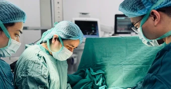 “Tôi cứ nghĩ khối u còn nhỏ, chưa cần đi khám”: 2 năm sau, bầu ngực người phụ nữ 37 tuổi biến dạng nghiêm trọng