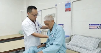 [Video] Cứu sống người bệnh ngừng tim 15 lần liên tiếp
