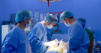 10 giờ cân não cứu người đàn ông nổ mạch máu tưởng chừng hết cơ hội sống