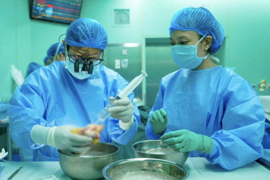 100 y bác sĩ chạy đua lúc nửa đêm, ghép tim hiến "hồi sinh" cháu bé ở TPHCM 100 y bác sĩ chạy đua lúc nửa đêm, ghép tim hiến "hồi sinh" cháu bé ở TPHCM