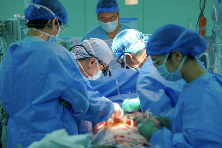 100 y bác sĩ chạy đua lúc nửa đêm, ghép tim hiến "hồi sinh" cháu bé ở TPHCM 100 y bác sĩ chạy đua lúc nửa đêm, ghép tim hiến "hồi sinh" cháu bé ở TPHCM
