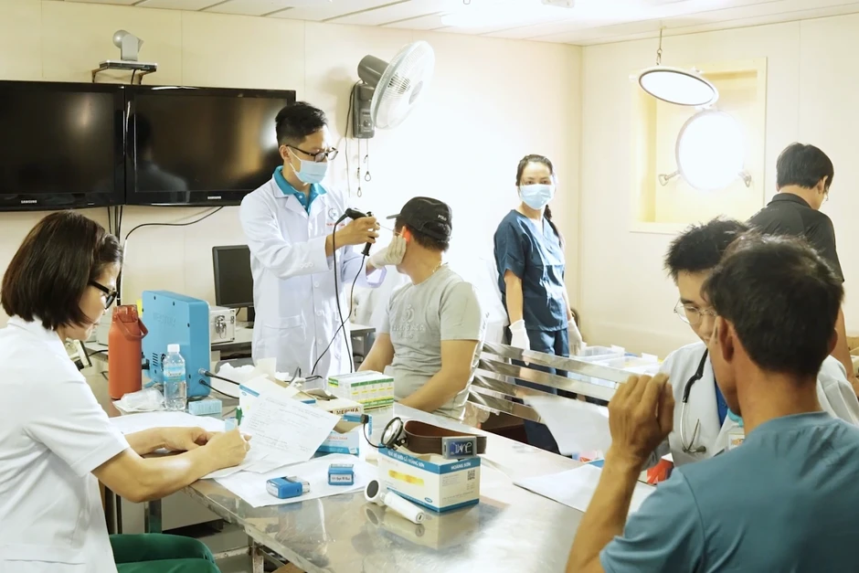 17 ngày trên biển, bác sĩ TPHCM làm nên điều ý nghĩa cho quân dân Trường Sa 17 ngày trên biển, bác sĩ TPHCM làm nên điều ý nghĩa cho quân dân Trường Sa
