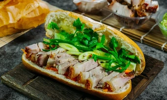 17 người nghi ngộ độc sau ăn bánh mì heo quay ở TP HCM