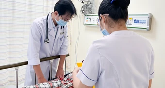 18 người nhập viện nghi ngộ độc khí clo tại công viên nước