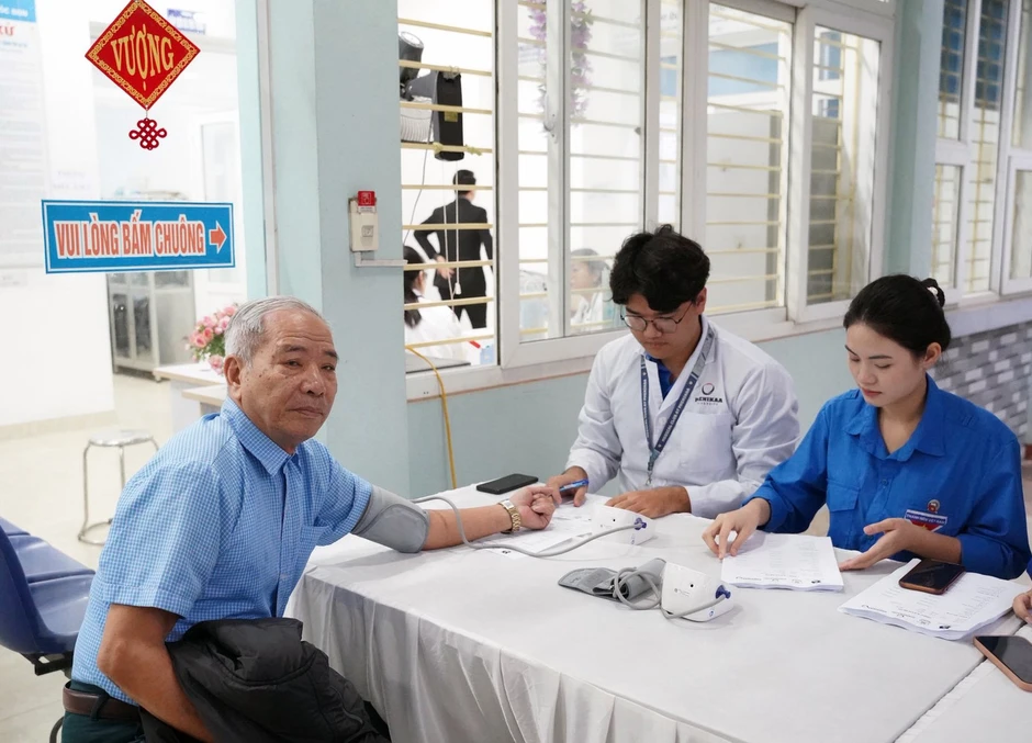 180 thầy thuốc trẻ Thủ đô khám bệnh, tư vấn chăm sóc sức khỏe người dân 180 thầy thuốc trẻ Thủ đô khám bệnh, tư vấn chăm sóc sức khỏe người dân