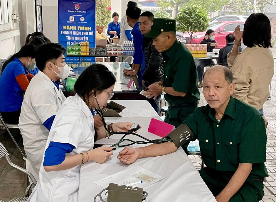 180 thầy thuốc trẻ Thủ đô khám bệnh, tư vấn chăm sóc sức khỏe người dân 180 thầy thuốc trẻ Thủ đô khám bệnh, tư vấn chăm sóc sức khỏe người dân
